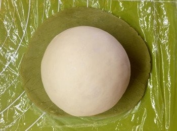 step11: 將<span class="group_2">菠蘿皮</span>放粉團底。
底部保鮮紙唔好撕走！