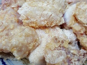 step3: 將魚塊沾上薄薄的粟粉及麵包糠　