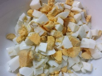 step4: 將蛋烚熟後切粒。