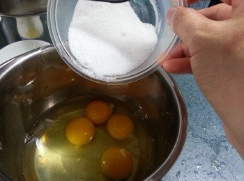 step1: 先做皮部份,將雞蛋加入35g的砂糖用手提打蛋器攪拌均勻至砂糖溶化