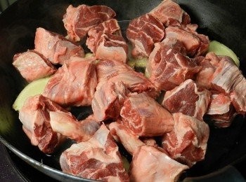 step2: 將牛腱切塊下鍋拌炒