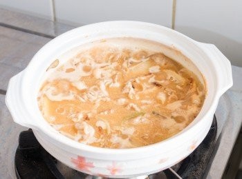 step10: 下清雞湯、水、糖和老抽拌勻煮滾。