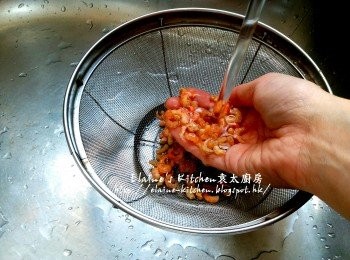 step2: 蝦米浸水10分鐘後用水沖一沖洗及瀝乾