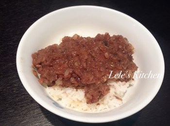 step7: 牛排出爐後，放到酸梅飯上
再淋上剛剛準備好的紅酒洋蔥醬汁
傳說中的 夏里亞賓牛排丼飯 就大功告成囉
 
不得不說 酸梅飯真的超神奇
讓我把滿滿一大碗的飯 都吃光光了！
紅酒製作的醬汁 口味也很特別
有機會可以試試看囉，招待不周~(主角 幸平創真的台詞 哈哈~)