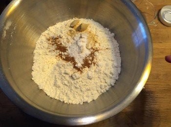 step6: 加入玉桂粉、薑粉及梳打粉