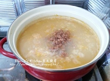 step8: 加入粟米蓉拌勻煮滾 , 再放入魚翅瓜肉及豬肉碎