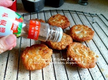 step10: 煎至一面金黃後 , 反轉另一面再用慢火煎至金黃 , 盛起灑上椒鹽即可