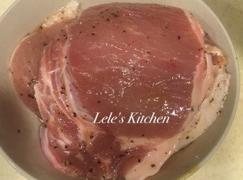 step1: 將豬排先用叉子戳洞
雙面撒上鹽與黑胡椒
靜置20分鐘左右