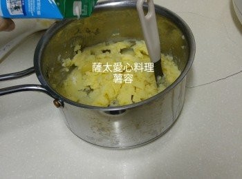 step2: 逐少加入奶，拌均至喜愛的柔軟程度。即可享用。