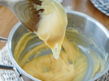 step5: 攪拌麵糊至微微滑落的狀態便可，放入平口擠花袋內