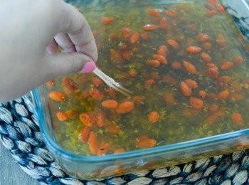 step4: 倒入容器內，待涼後放入雪櫃兩個小時，切件享用即可。在枸杞桂花糕待涼至半凝固時，用牙籤攪勻以防枸杞桂花沉底