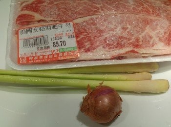 step1: 先將牛肉溶雪, 香茅拍扁斜切, 乾蔥琢蓉, 將<span class="group_3">醃料</span>和<span class="group_2">香料</span>醃牛肉。