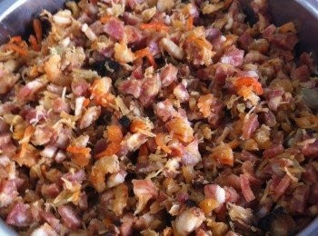 step1: 將所有臘肉、臘腸、蝦粉等先蒸熟，待冷後切小粒。