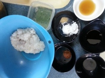 step4: 將醃蝦膠料加入蝦肉內拌勻