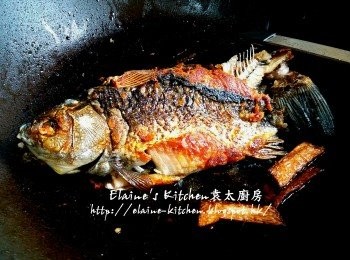 step6: 鑊中先爆香薑片 , 放入鯽魚煎至兩面金黃色