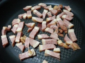 step4: 燒熱鑊先落鴨胸爆香(不用落油,鴨胸受熱後會迫出油份)