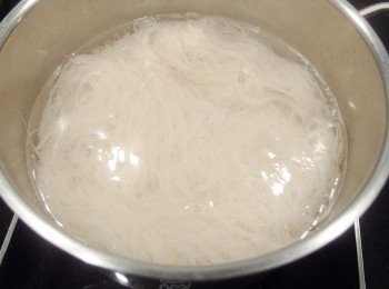 step5: 準備一鍋水煮滾,將米粉燙軟(約一分鐘內即可)。