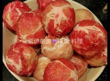 step2: 豚肉片灑上少許鹽調味, 將豚肉片包住整個飯糰, 壓實