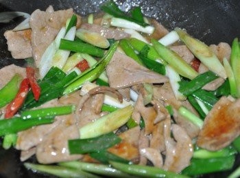 step4: 放入蒜、蔥段拌一下，再加適量醬油與油膏調味，再拌玉米粉水均勻拌炒起鍋