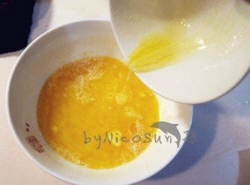 step7: 玉米粉糖粉過篩分次倒入檸檬汁 蛋黃及融化奶油倒入攪拌均勻