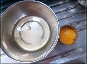 step2: 將放軟的牛油加33g糖攪打至鬆軟，徐徐加入2個蛋黃，一邊攪拌至均勻。