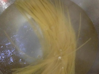 step4: 鍋裡水煮開，加入鹽及少許油，再放入義大利麵，煮9-12分鐘，喜歡吃硬一點的就煮9-10分鐘就可以。