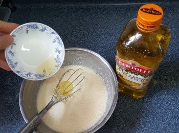 step6: 倒入BERTOLLI百得利純正橄欖油混合均勻