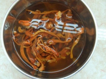 step1: 備好<span class="group_1">食材</span>，蟲草花洗淨浸泡。