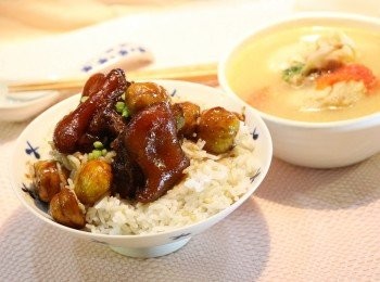 step9: 豬皮很Q彈，肉質軟嫩，筋的部位也很爽口。 配搭白飯吃的確不錯。