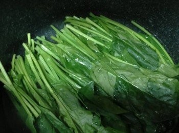 step2: 將菠菜苗切去頭，洗淨；鍋加入適量滾水和少許油煮滾，倒入洗淨的菠菜苗煮2分鐘，撈起瀝幹水