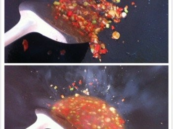 step3: 將鍋內多餘的油分盛起，剩下少許，加入蒜蓉，辣椒碎，青蔥《白色部分》，素食蠔油和豆醬下鍋炒香，然後加入食水半碗，白砂糖煮滾，加入芡汁快速炒翻，即可淋在茄子上灑上剩餘的蔥粒即可。