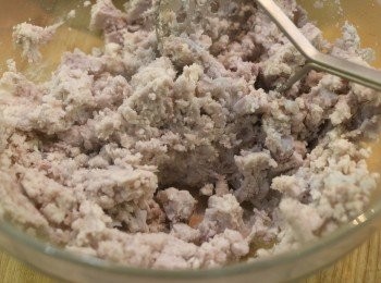 step4: 取出蒸軟的芋塊，壓成芋茸。