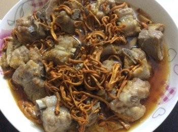 step3: 然後把洗淨的蟲草花蓋在醃製好的豬大排上面，上過蒸15分鐘即可出鍋。