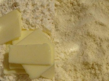 step1: 將奶油切塊（或切丁）放入中筋麵粉中，用手揉捏至兩者完全結合備用（右圖所示）。 （揉捏完成的粉團沒有明顯的塊狀奶油）