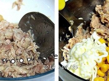 step2: 將鮪魚倒入一只大碗，用湯匙將魚肉稍微切拌成碎末
依自己的喜好加入適量的玉米粒
再用沙拉來調整餡料的濃稠度與提升口感