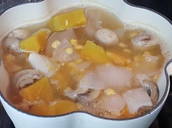 step2: 燒熱一鍋水，將<span class="group_1">材料</span>加入，煮15-20分鐘成南瓜雜菜湯。