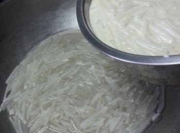 step14: 熄火,將已開粉漿的蘿蔔漿倒入,並不停攪拌成生熟漿