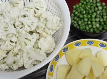 step1: 將馬鈴薯去皮切小去，椰菜花洗淨切小塊