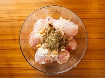 step1: 先將雞腿與所有調味料混合醃製