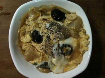 step5: 待步驟1煮滾時，轉小火，將步驟2放入，蓋上鍋蓋。待蛋液八分熟時，即可蓋在步驟4的飯上。灑上黑芝麻和白芝麻。