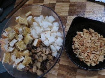 step3: 預備好所有材料:馬蹄洗淨去皮切粒,冬菇浸軟切粒,花生用焗香的花生略為盅碎,薑切成米粒大少待用