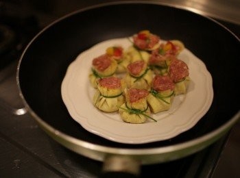 step7: 將甜椒丁放在燒賣上，擺盤好，放入鍋子，用滾水蒸5-10分鐘（是你做的燒賣大小）（下面我有墊筷子隔開）