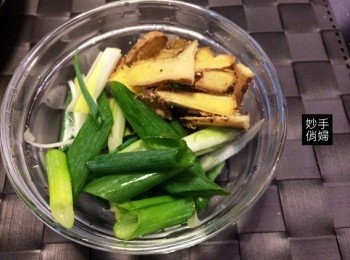 step1: ***川燙步驟***
三大碗公飲用水煮滾加入蔥段和薑片,