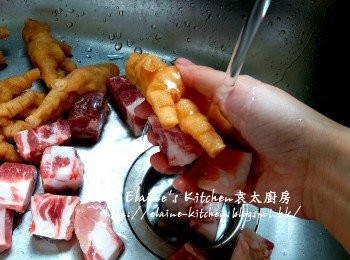 step1: 鳳爪剪去甲 , 連同排骨用水沖一沖乾淨