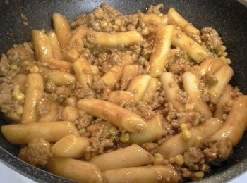 step4: 加1茶匙水，混合肉碎炒至顏色轉深。續炒湯汁
略收乾。再加入粟米一起兜勻。