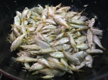 step6: 放入梭羅魚略煎至呈白色。