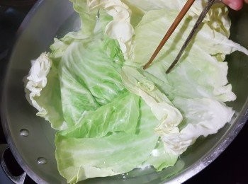 step2: 椰菜撕開1整塊,撕7塊,用滾水開蓋煮3分鐘待椰菜軟身