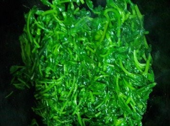 step5: 倒入豆苗落鍋炒，
炒至翠綠色縮小、落鹽調味、炒熟盛起;豆苗水留在鍋中