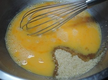 step3: 蛋加糖與糖漿打勻，如果沒有糖漿可以改用楓糖漿或是蜂蜜，或是改用180克的糖
