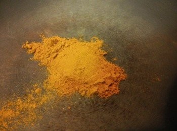 step3: 燒熱鑊, 乾鑊不停快炒咖哩粉至有香味
